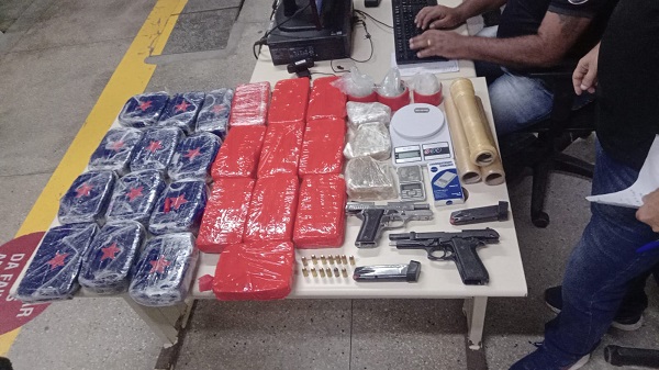 Polícia apreende 25 kg de crack e pistolas em operação na zona Norte de Natal
