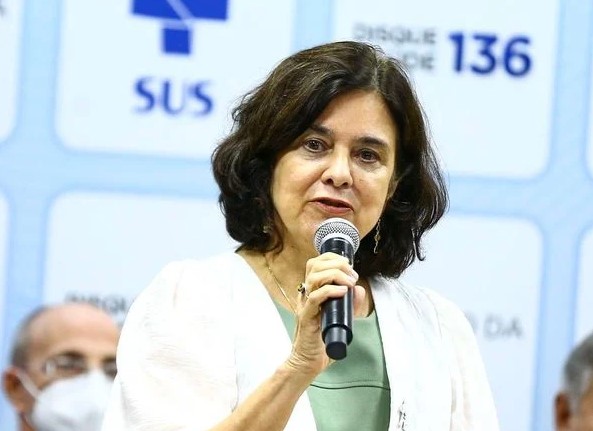 Ministra da Saúde fará pronunciamento nacional neste domingo (7) às 20h sobre fim da emergência de covid