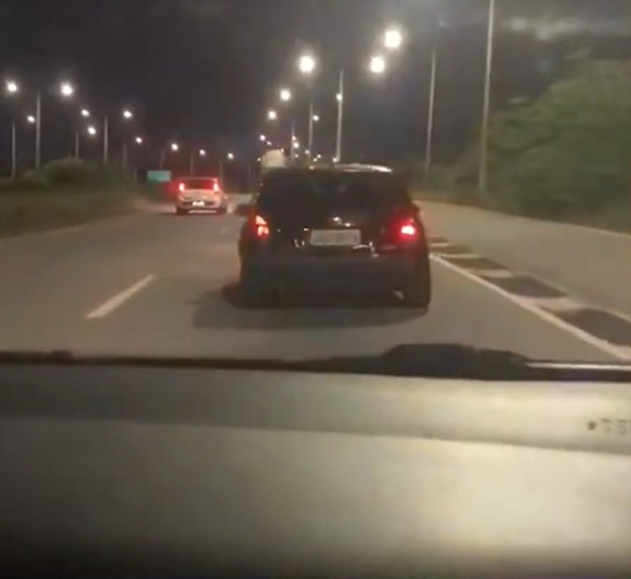 VÍDEO: Homem é flagrado sentado em capô de carro em alta velocidade em uma das principais ruas de Natal