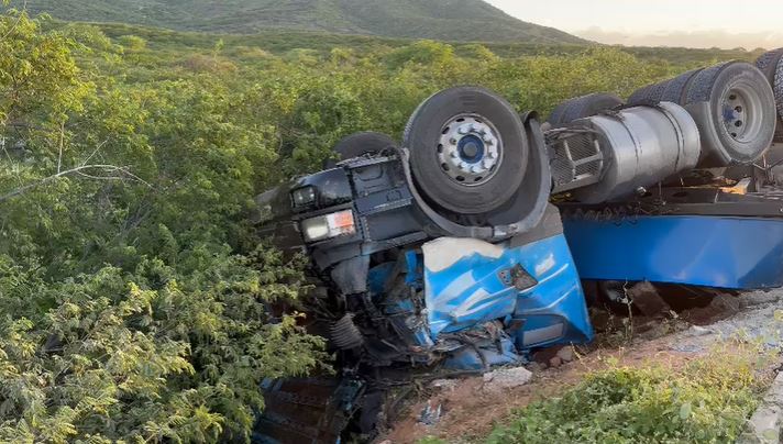 Carreta fica destruída após acidente na BR-304 no interior do RN