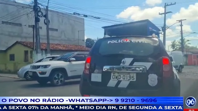VÍDEO: Bandidos expulsam mulher da casa dela para cometer crimes no local na Grande Natal