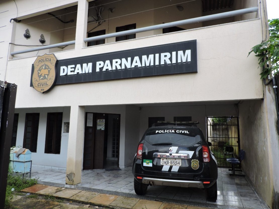 Homem é preso em Parnamirim após dar chutes e socos na esposa e arrastá-la pelos cabelos