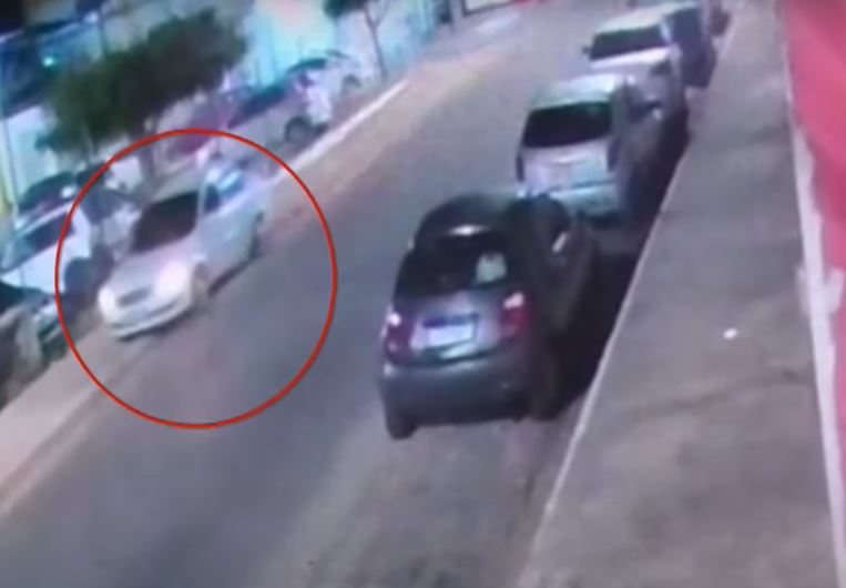 VÍDEO: Imagens mostram carro sendo abandonando em frente de UPA com motorista morto