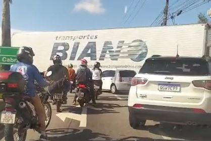 VÍDEO: Carreta quebrada trava trânsito na BR-101 na Grande Natal