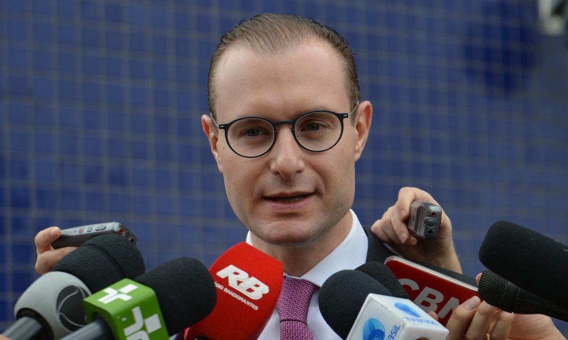 Senadores travam indicação de Zanin ao STF
