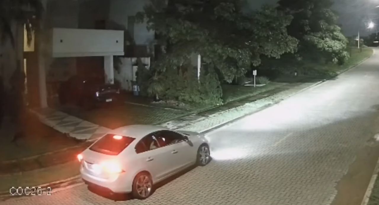 VÍDEO: Assista o momento da briga no Alphaville e empresário atirando com arma longa contra advogado