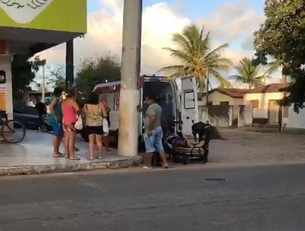 Acidente entre motocicleta e caminhão deixa ferido na zona Oeste de Natal
