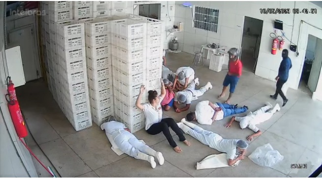 VÍDEO: Criminosos rendem funcionários e fazem arrastão em fábrica na Grande Natal