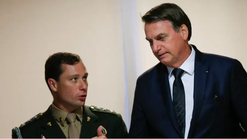 Mauro Cid muda defesa e substitui advogado ligado à família Bolsonaro