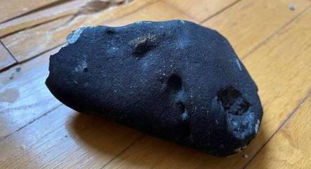 Meteorito de bilhões de anos cai na Terra e quebra telhado de mulher nos EUA