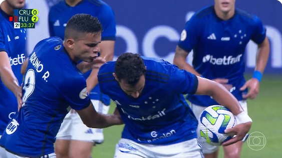 VÍDEO: Atacante do Cruzeiro discute com companheiro, perde dois pênaltis e chora