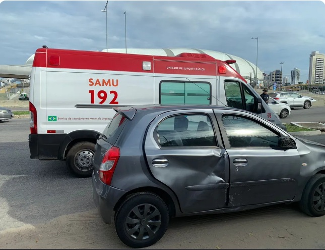 Engavetamento de veículos causa congestionamento na BR-101 em Natal