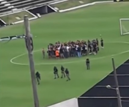 VÍDEO: Torcida organizada invade treino do ABC e PM é acionada