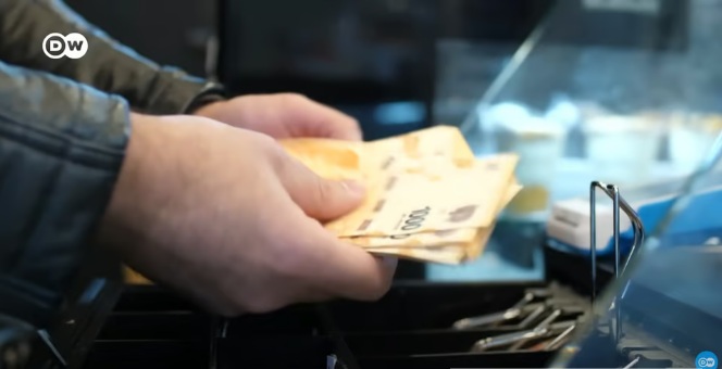 Em novo recorde, inflação na Argentina chega a 109% ao ano