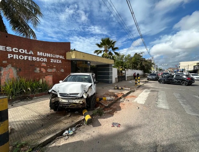 Motorista embriagado dirige na contramão, atinge carros, invade calçada e é preso ao tentar fugir em Natal