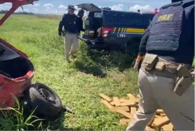 Carro de traficantes capota e espalha maconha em rodovia
