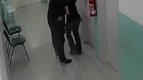 VÍDEO: Médico é preso ao ser gravado assediando enfermeira em posto de saúde; ASSISTA