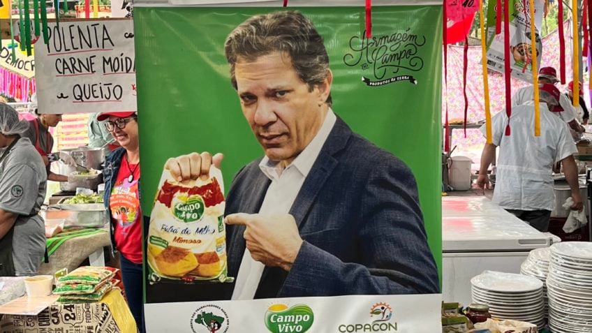 Ministro de Lula estampa propaganda de fubá em feira do MST
