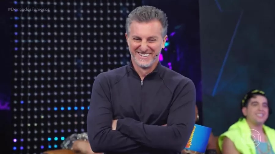 Huck fica vermelho por piada com Sexy Hot no Domingão: 'Conhece, né?'