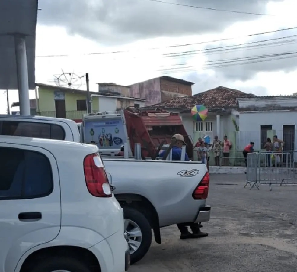 Motorista de carro coletor de lixo morre atropelado pelo próprio veículo de trabalho no RN