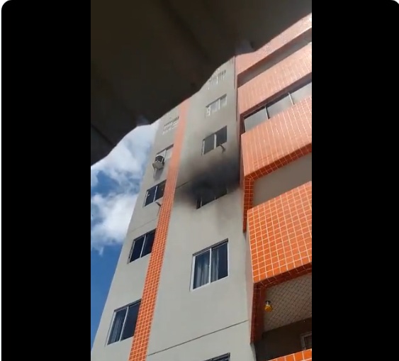 VÍDEO: Corpo de Bombeiros combate incêndio em apartamento na zona Sul de Natal