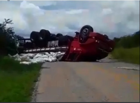 Caminhão carregado com soja tomba em rodovia do RN e fica atravessado na pista