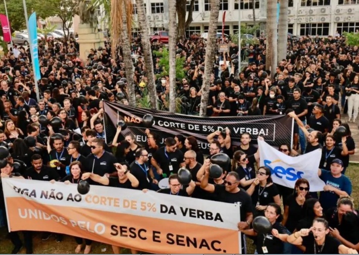 Protesto contra retirada de recursos do Sesc e Senac lota praça em Natal