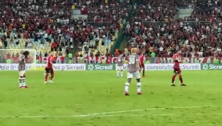 VÍDEO: Gabigol mostra 'patch' de campeão da Copa do Brasil para Marcelo, que retruca com troféu da Champions