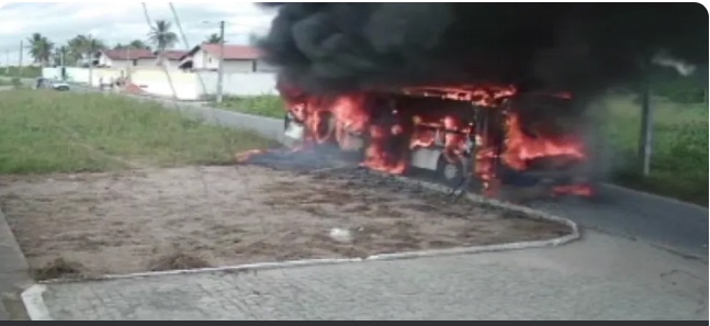VÍDEO: Ônibus fica destruído após pegar fogo na Grande Natal