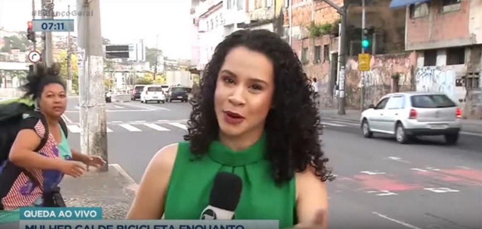 VÍDEO: Mulher cai de bicicleta enquanto repórter dava notícia e cena viraliza