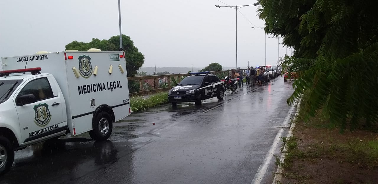 VÍDEO: Homem cai de moto, bate em mureta e morre na hora em avenida de Natal