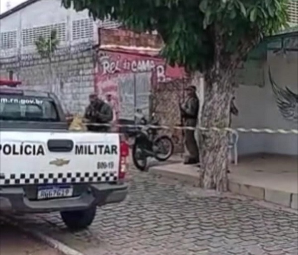 Homem é morto a tiros na frente de casa em Natal