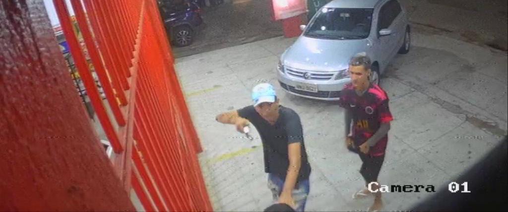 VÍDEO: Cliente de conveniência tem arma apontada para cabeça durante assalto em Nova Parnamirim