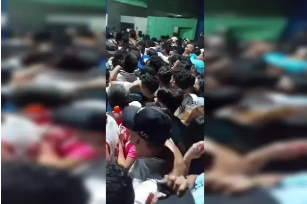 VÍDEO: Tumulto em partida de futebol deixa 12 mortos em estádio