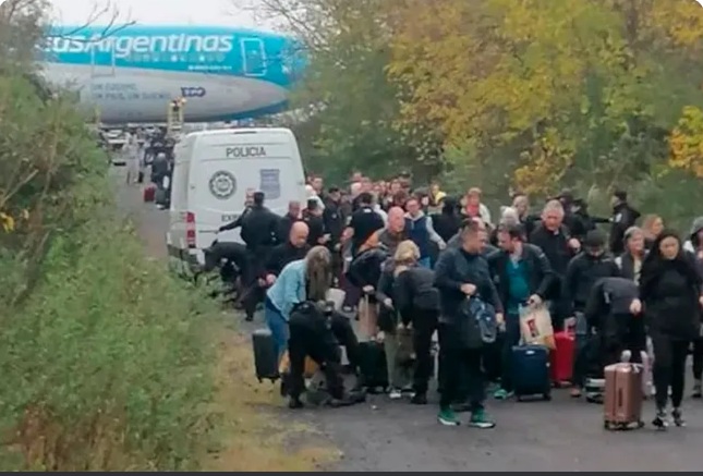 VÍDEO: Avião é evacuado na Argentina após ameaça de bomba