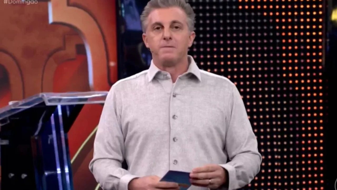 VÍDEO: Luciano Huck quebra protocolo no ‘Domingão’ e coloca SBT dentro da Globo