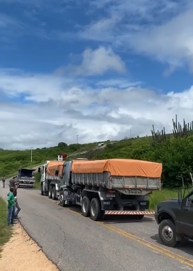 VÍDEO: Buracos na estrada que leva até Serra de São Bento no RN causam transtornos no trânsito da região