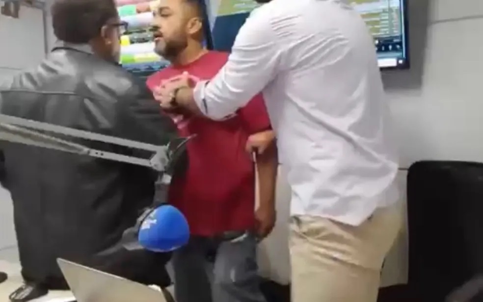 VÍDEO: Homem invade estúdio de rádio e mete a porrada em jornalistas ao vivo