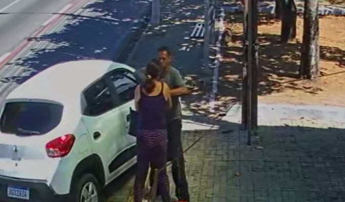 VÍDEO: Armado, homem rende mulher e leva carro a luz do dia em Natal