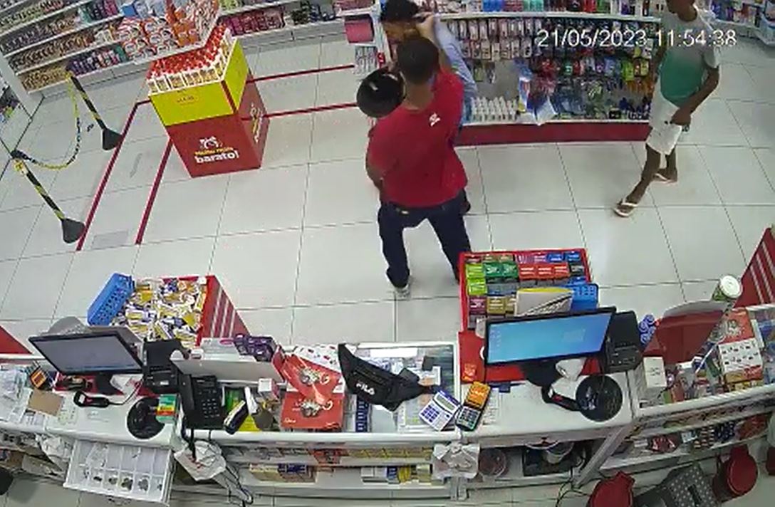 VÍDEO: Bandidos assaltam farmácia e agridem motoentregador na Grande Natal