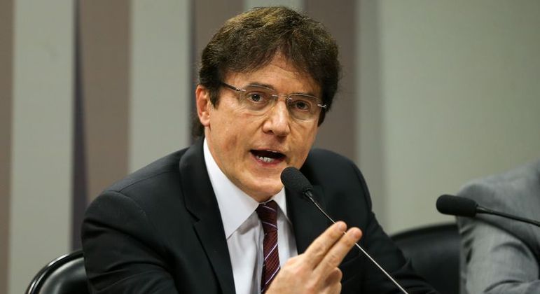 MP entra com ação de improbidade contra ex-governador e secretário por falta de repasse dos consignados