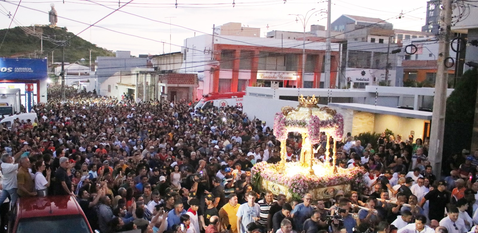 Festa da Fé: procissão de Santa Rita de Cássia leva cerca de 100 mil pessoas às ruas de Santa Cruz
