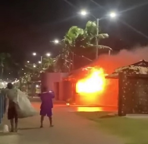 Incêndio destrói quiosque na Praia do Meio em Natal; suspeitos são detidos