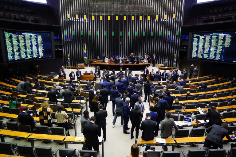 Câmara aprova texto-base do projeto do arcabouço fiscal; votação prossegue nesta quarta-feira (24)