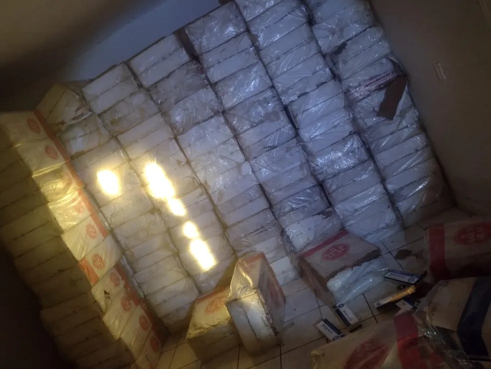 Polícia encontra mais de 46 mil maços de cigarros contrabandeados em granja na zona rural de Mossoró