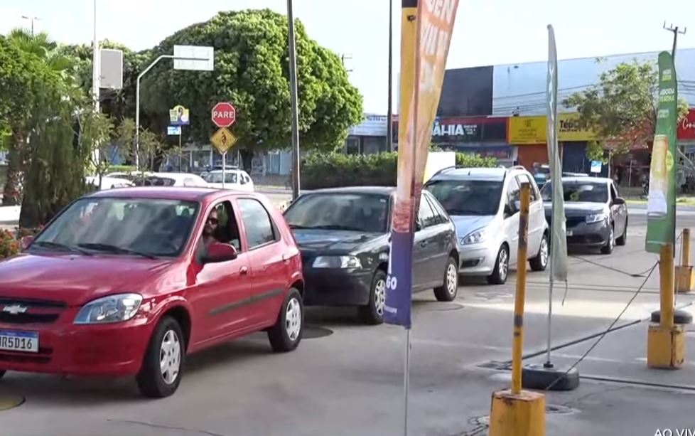 Motoristas fazem fila para aproveitar gasolina a R$ 3,94 em Natal