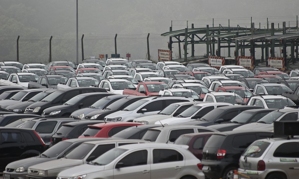 Governo anuncia cortes nos preços de carros de até R$ 120 mil