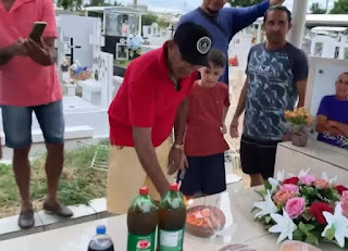 Homem comemora aniversário em cemitério no interior do RN e diz que sempre foi um sonho