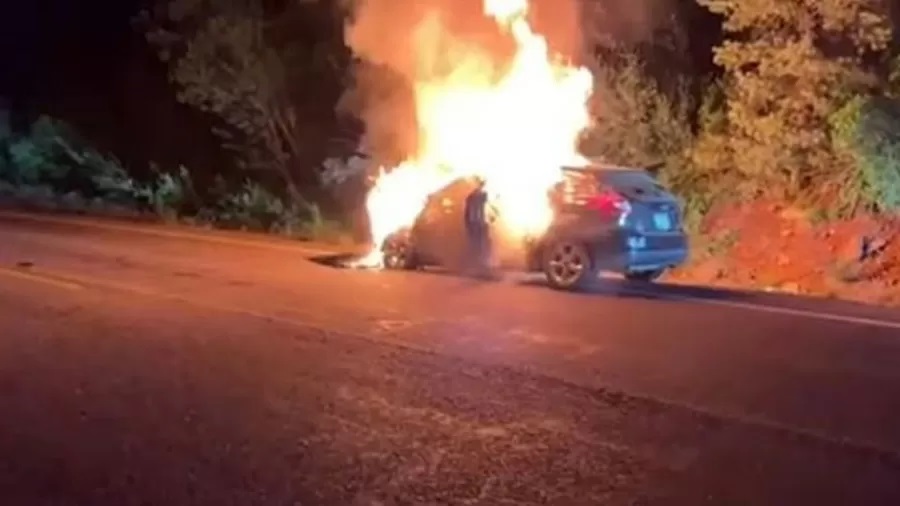 Homem salva crianças segundos antes de carro em chamas explodir nos EUA