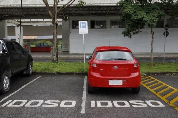 Projeto prevê estacionamento gratuito para idosos e pessoas com deficiência de baixa renda